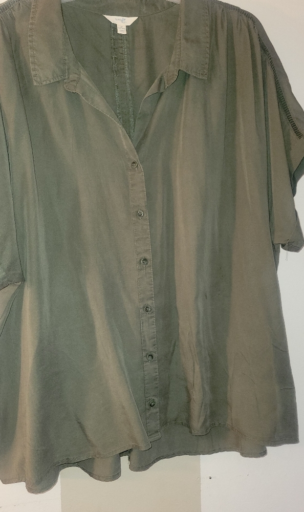 Plus Size Button-Up blouse - Picture 7 of 9
